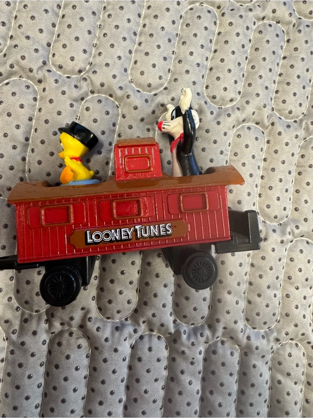 VTG 1989 Warner Bros. Red Looney Tunes Train Car with Tweety & Sylvester Figures